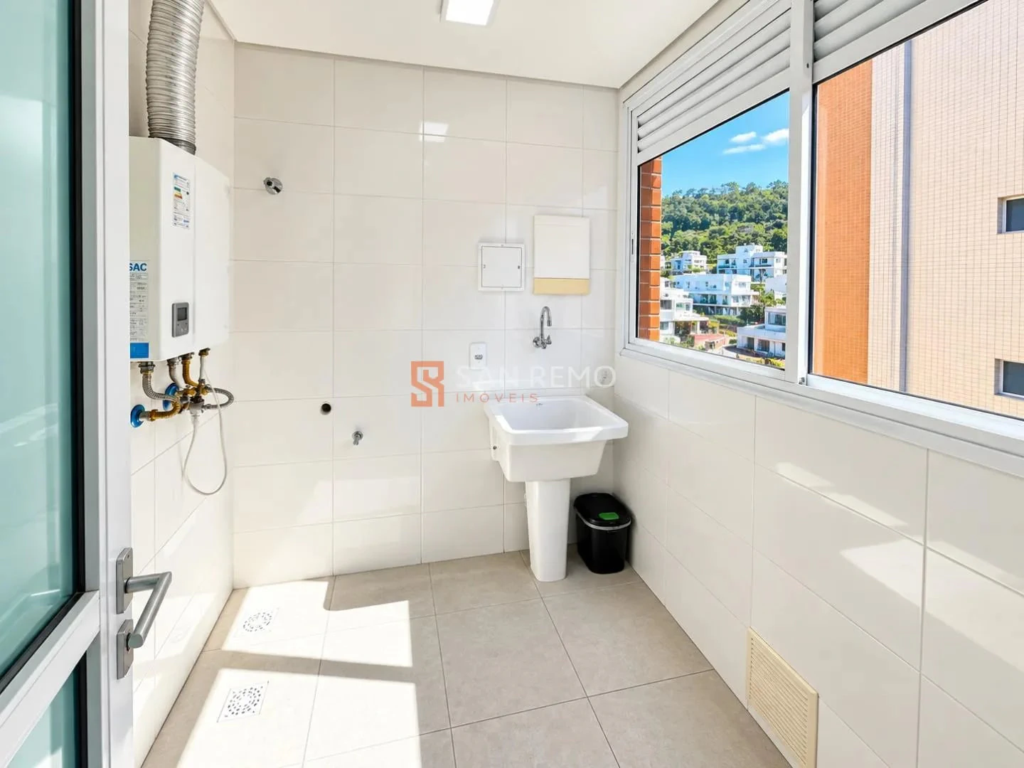2-bedroom apartment in a building with a gym — photo 8