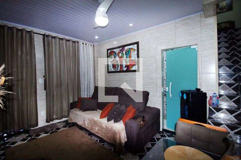 Casa mobiliada com 3 quartos e cozinha separada a gás