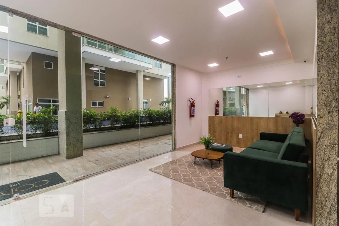 Furnished 1-bedroom apartment with a glassed balcony — photo 33