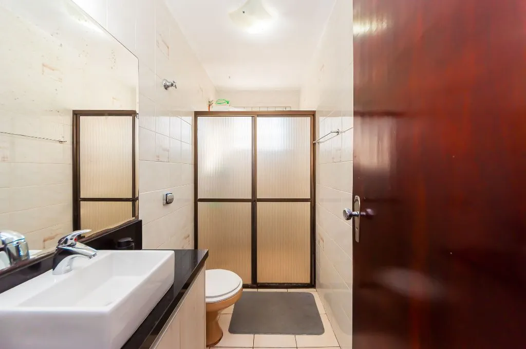 3-bedroom house with a bathtub in Curitiba — photo 19