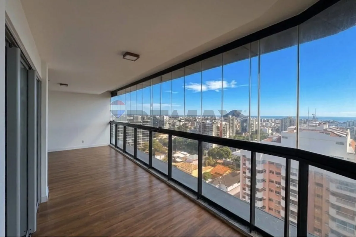 Glass-enclosed balcony in a 3-bedroom apartment, 119 m² — photo 13