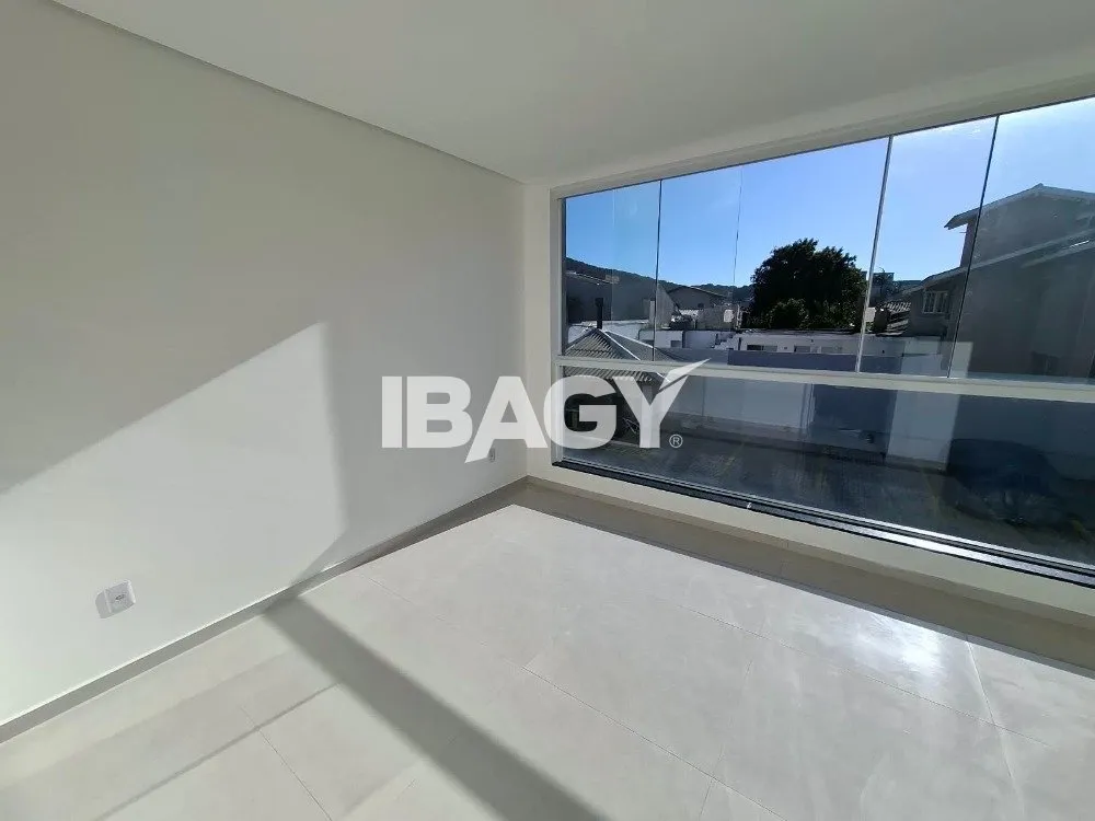 2-bedroom house with a washing machine