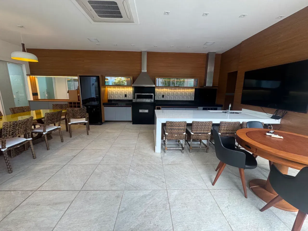 Furnished house, 750 m², with floor-to-ceiling windows — photo 2