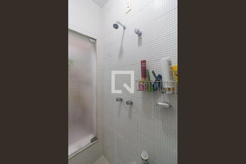 3-bedroom house with a walk-in closet in Curitiba — photo 52