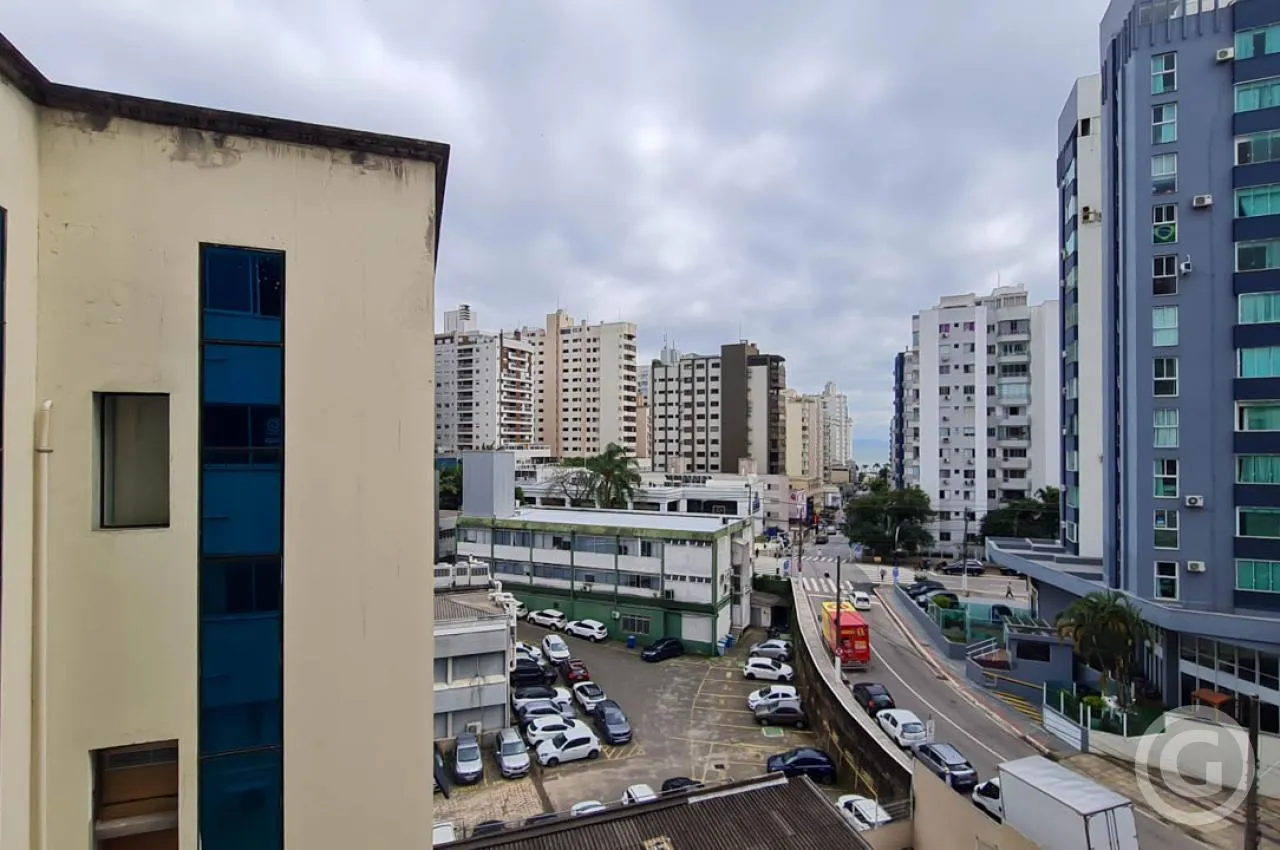 Деревянный пол или ламинат и 2 спальни: квартира 70 м²