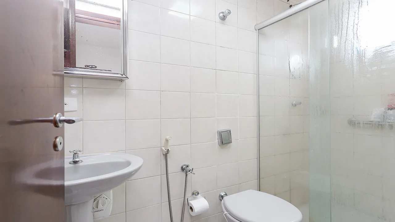 3-bedroom apartment in a building with a gym — photo 11