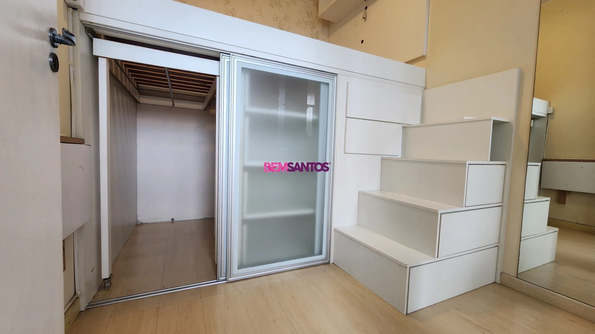 Furnished 4-bedroom apartment with a balcony — photo 39