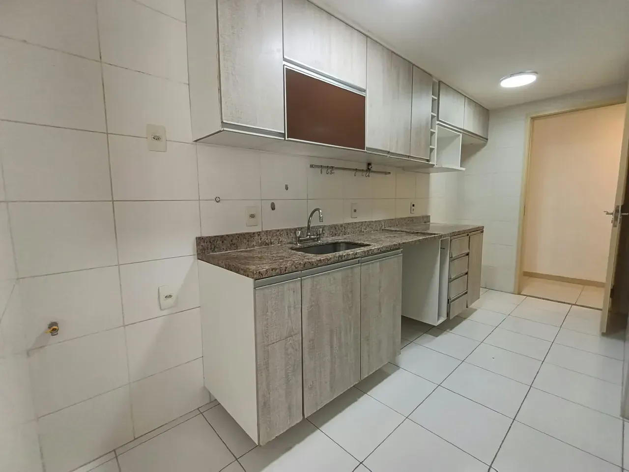 2-bedroom apartment in a building with a gym — photo 2