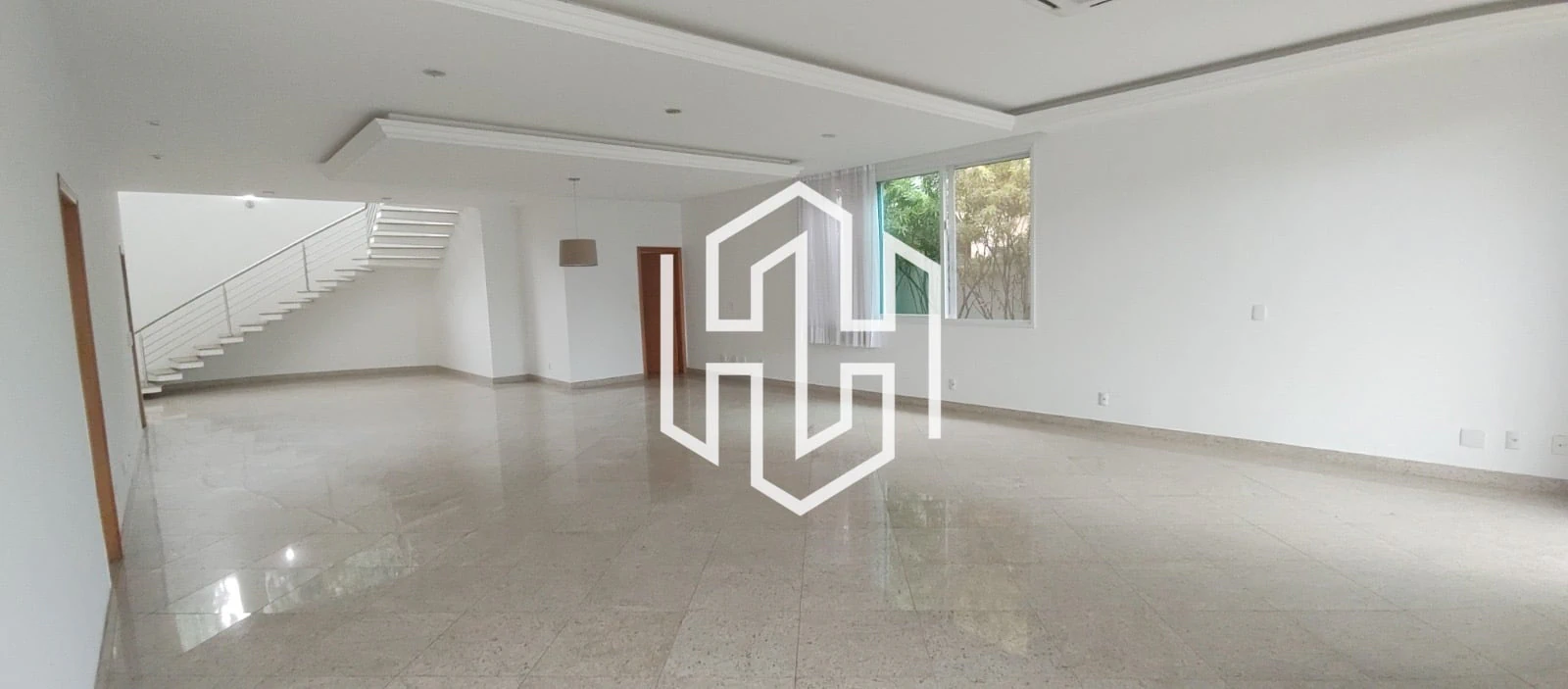 1500 m² house with floor-to-ceiling windows and a bathtub — photo 2