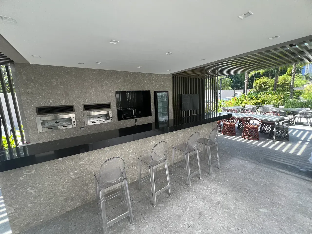 Furnished 2-bedroom apartment with open-plan gas kitchen — photo 7