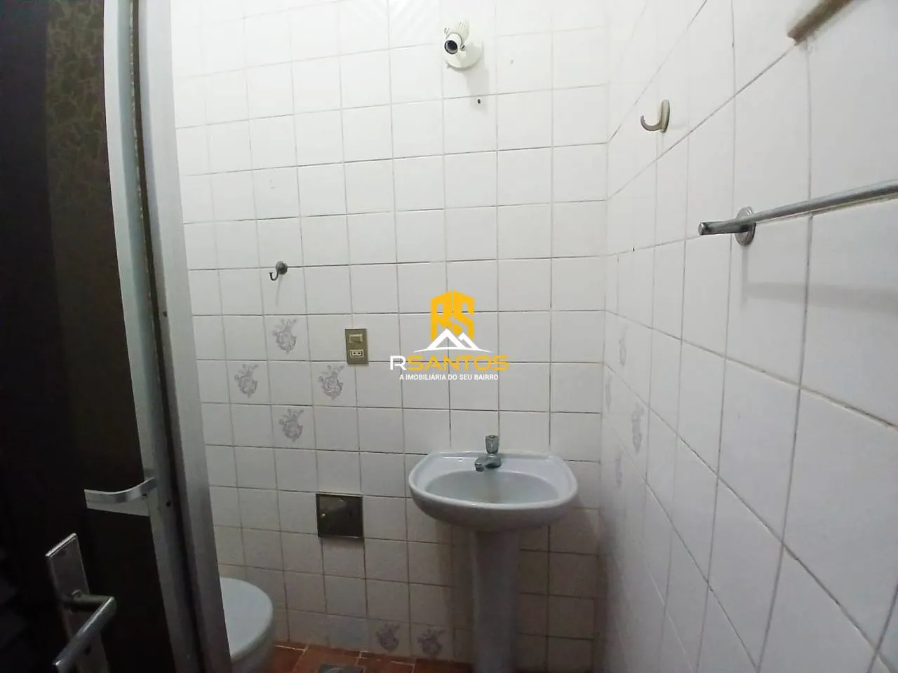 2-bedroom house with a bathtub — photo 8