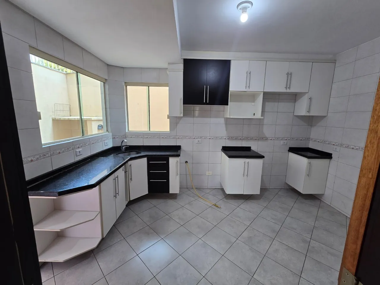 4-bedroom house with wood or laminate floors in Curitiba — photo 11