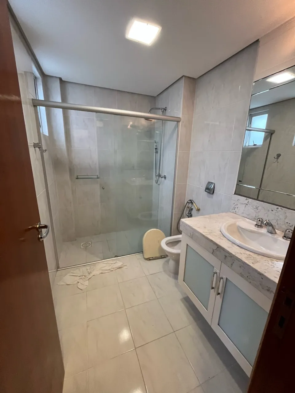 4-bedroom apartment in a building with a pool — photo 14