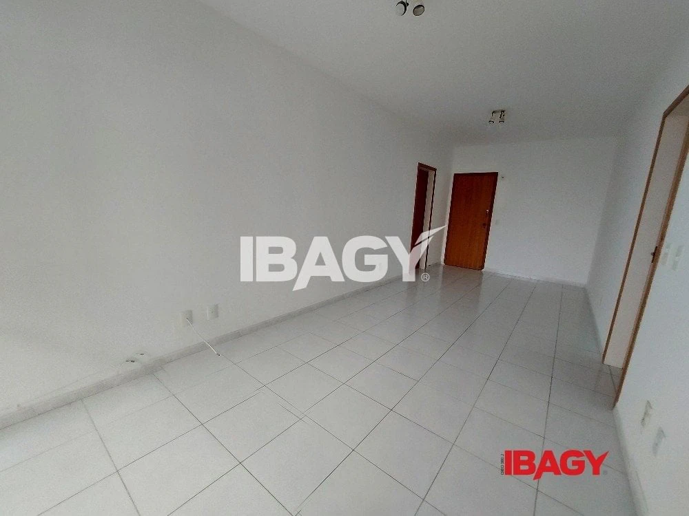 Apartamento de 3 dormitorios con 2 baños y 1 plaza — photo 4