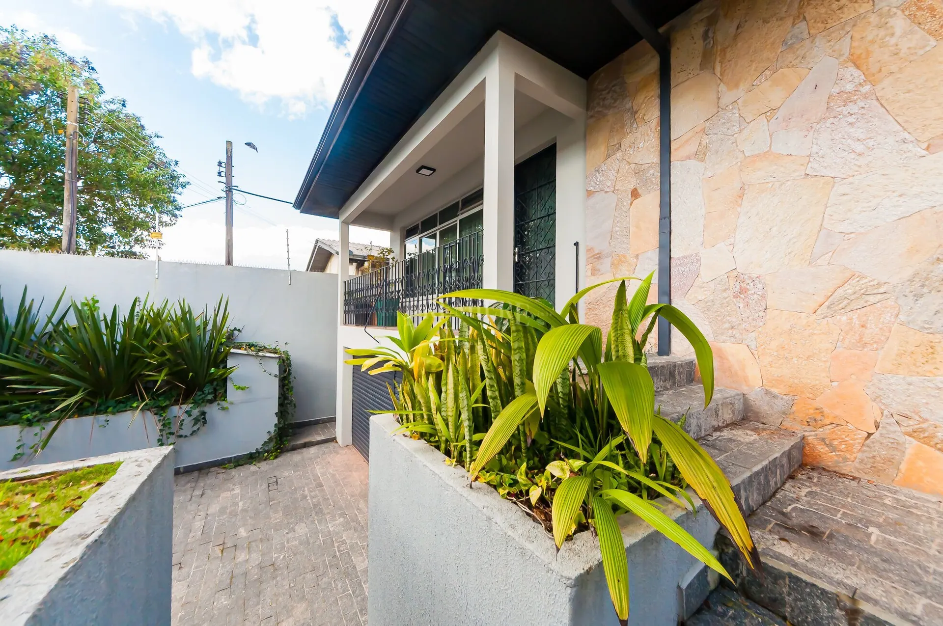 230 m² unfurnished apartment with 4 bedrooms and private garden — photo 36