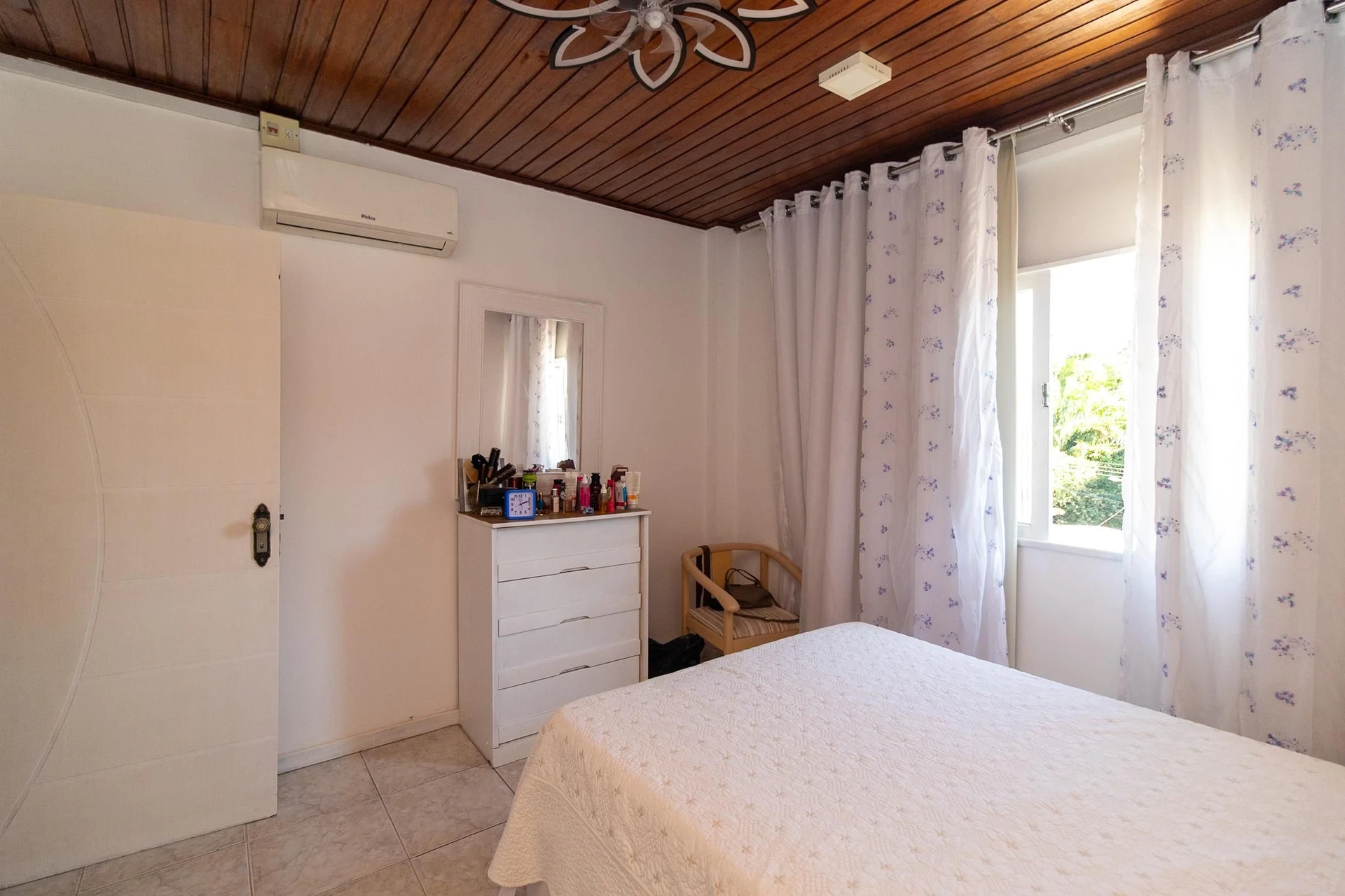 Furnished 4-bedroom apartment with balcony and desk area — photo 29