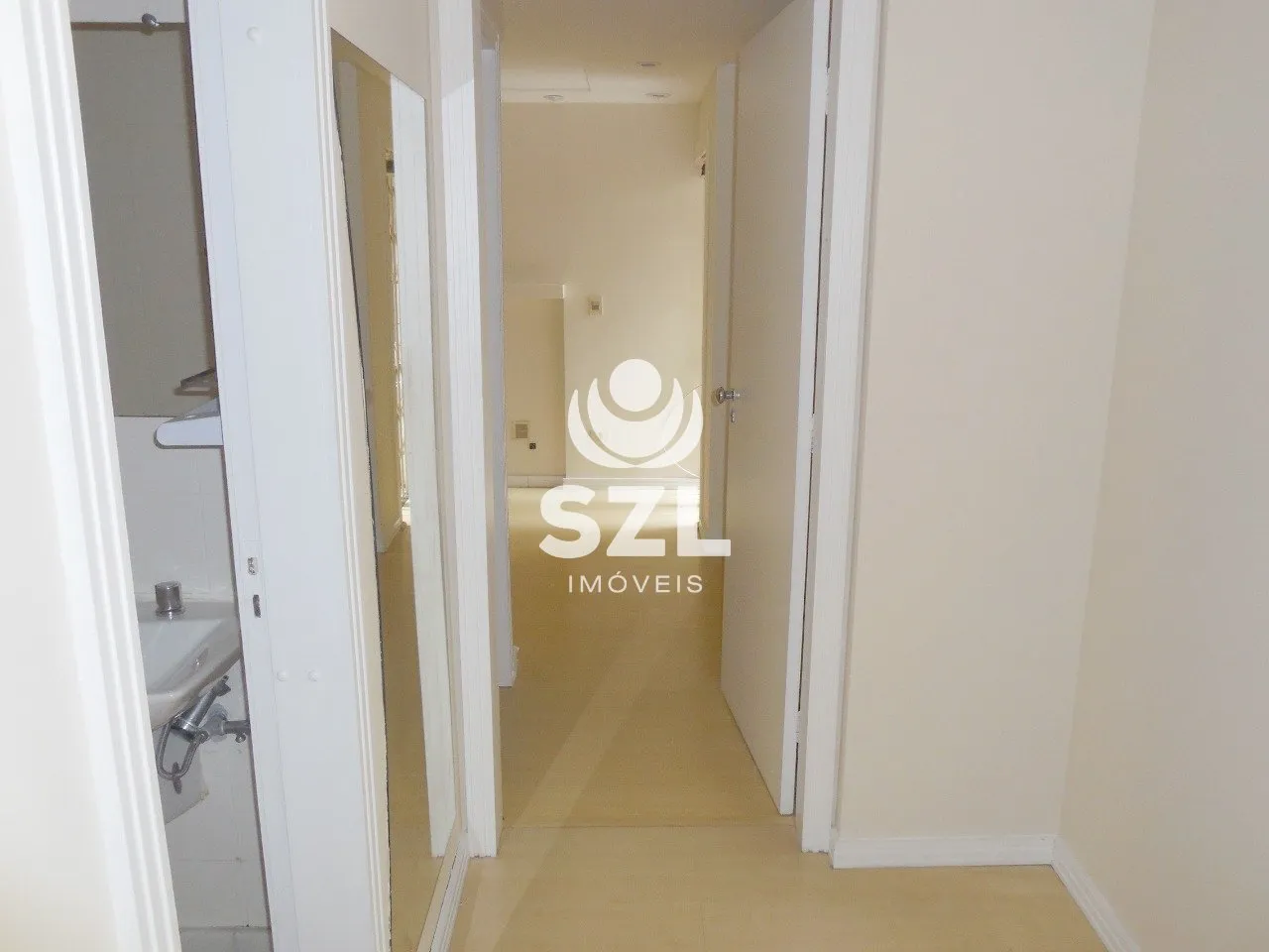 Walk-in closet in a 2-bedroom apartment, 87 m² — photo 14