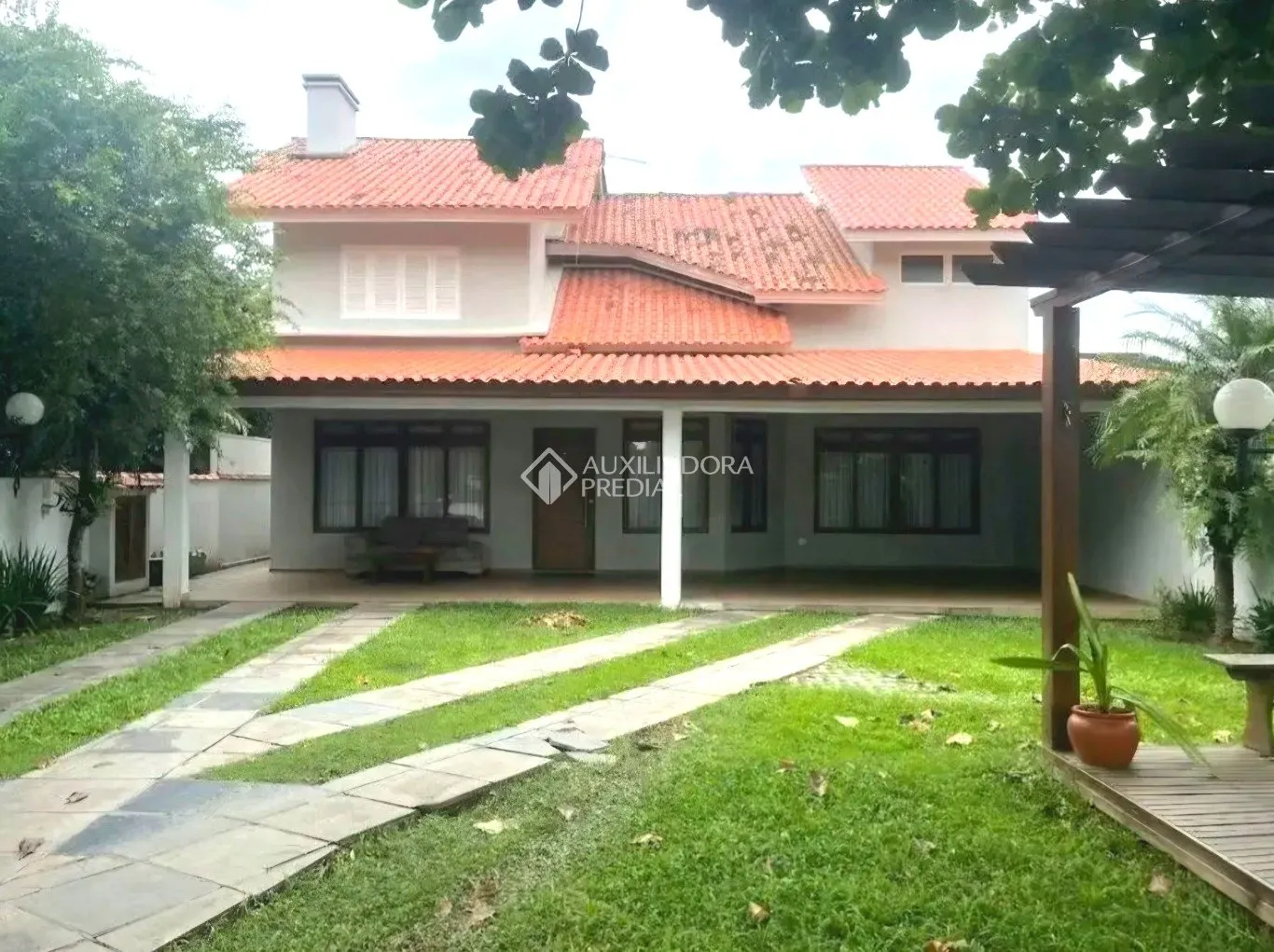 Casa mobiliada com 5 dormitórios e 3 suítes