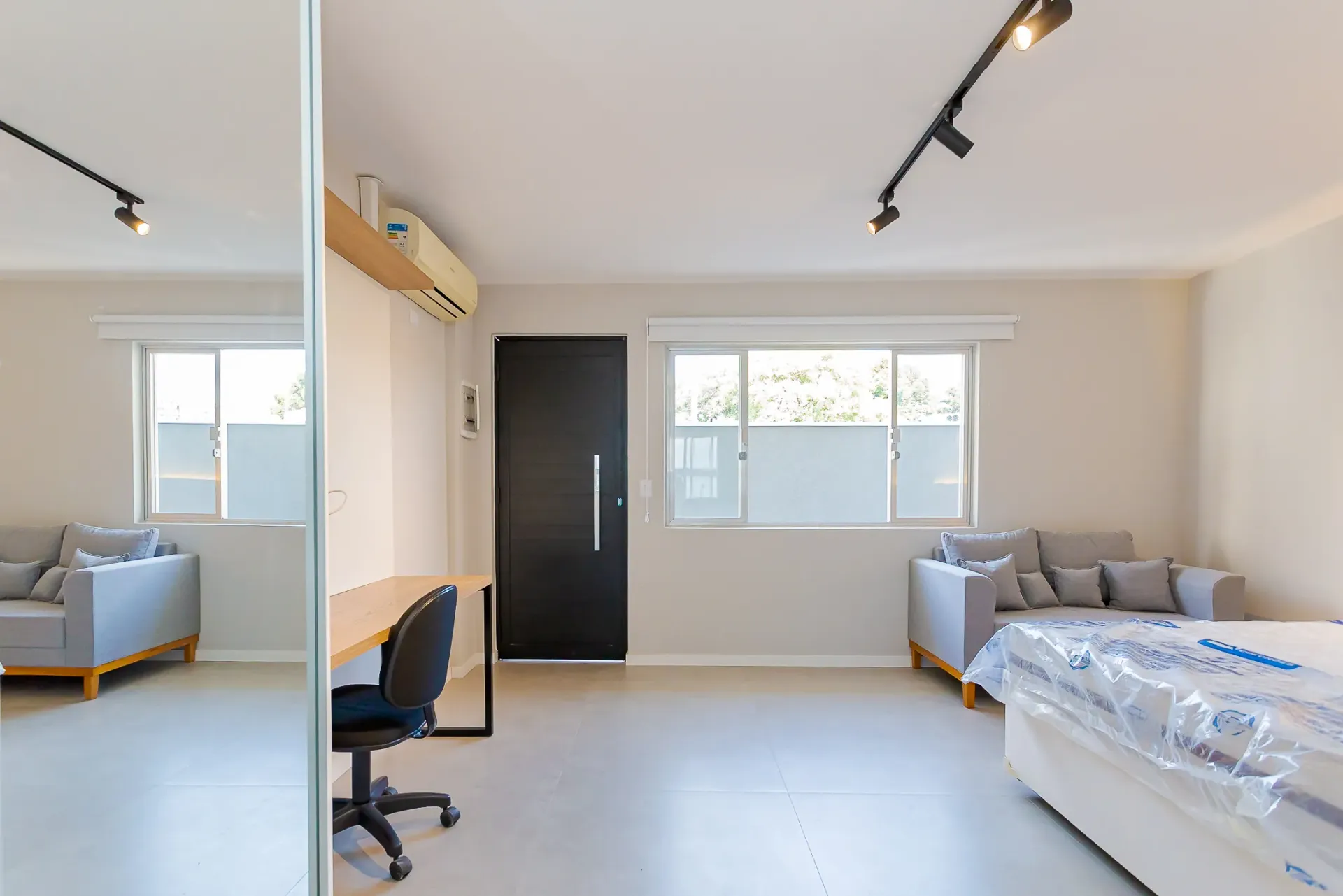 Furnished studio with glass shower and 1 parking spot — photo 23
