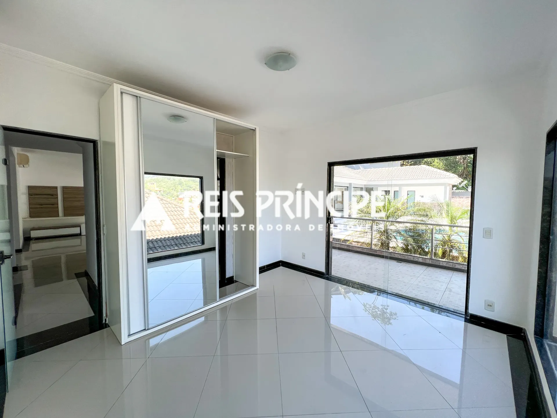 Casa duplex com 3 quartos e 5 banheiros e cozinha aberta — photo 28