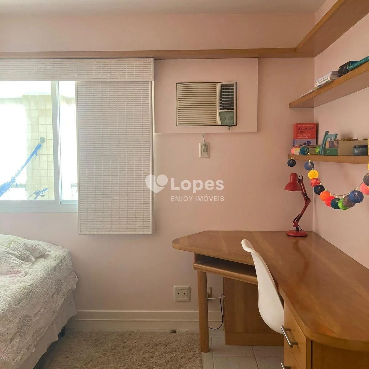 Furnished apartment, 96 m², with a glass-enclosed balcony — photo 3