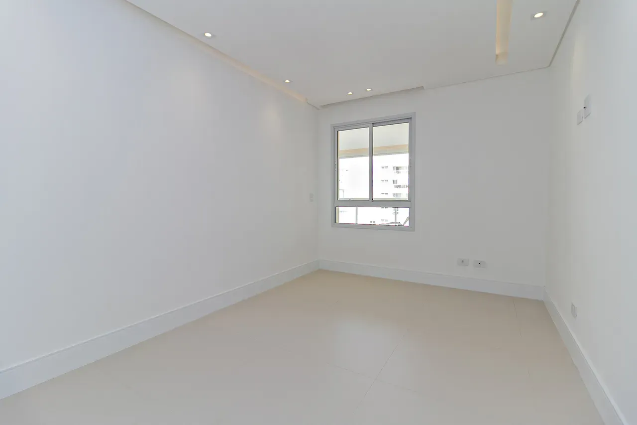 Balcony with a grill in a 4-bedroom apartment, 158 m² — photo 32