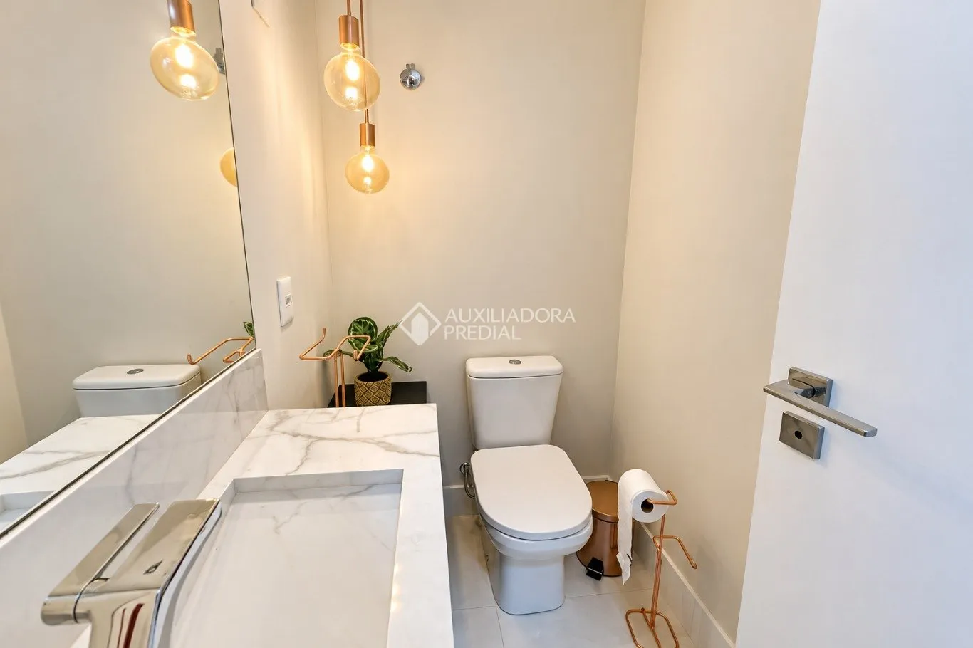 Balcony with a grill in a 2-bedroom apartment, 172 m² — photo 18