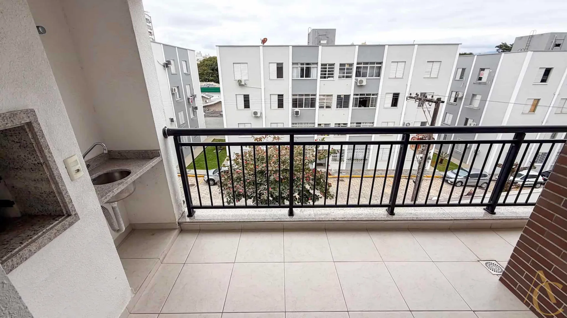 Balcony with a grill in a 3-bedroom apartment, 97 m² — photo 7