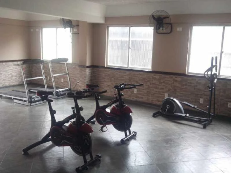 One-bedroom apartment in a building with a gym — photo 11
