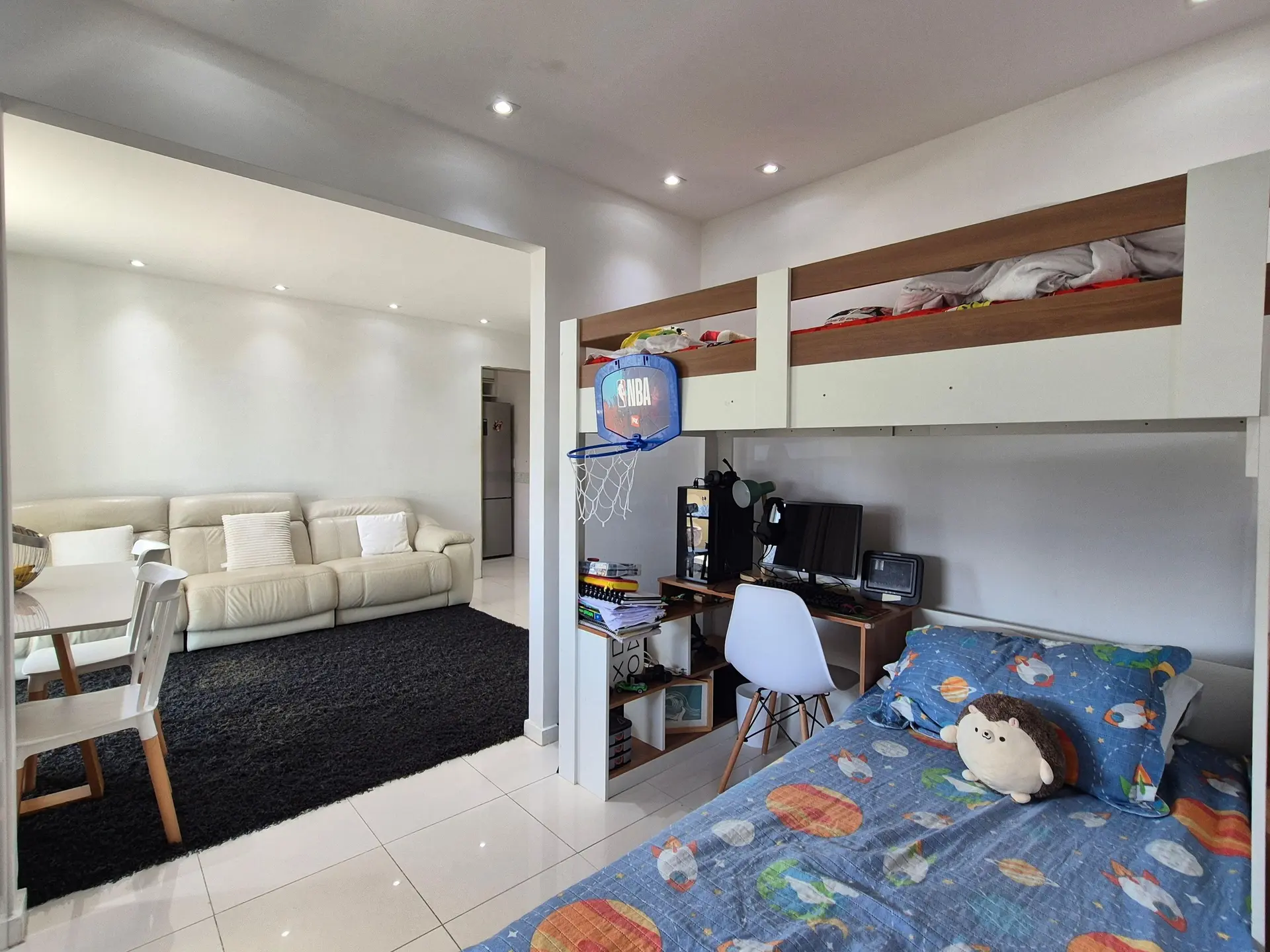 Furnished 2-bedroom apartment with private BBQ — photo 3