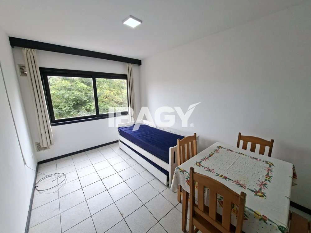 1-bedroom apartment with kitchenette and tiled bathroom — photo 3