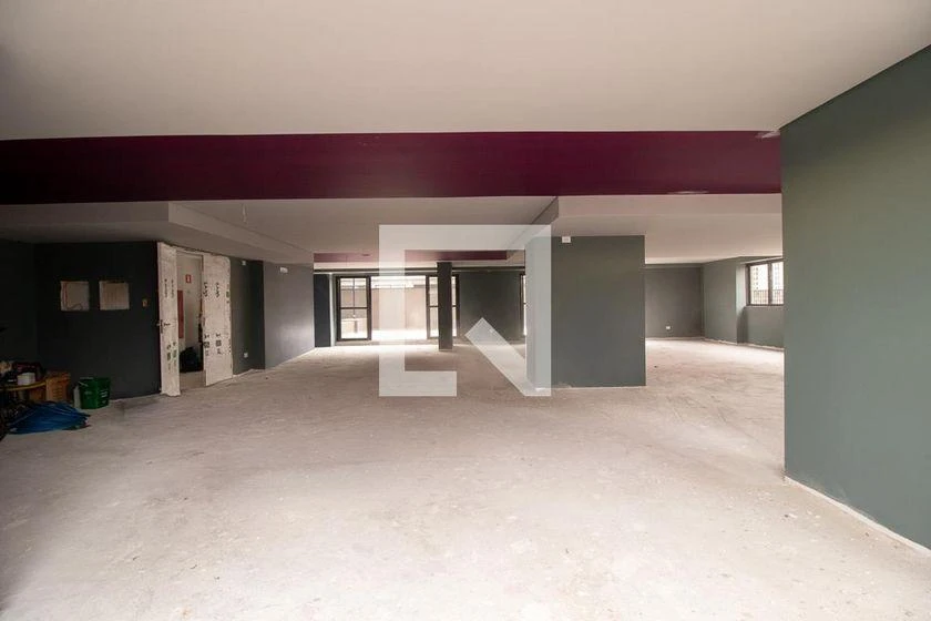 One-bedroom apartment in a building with a gym — photo 9