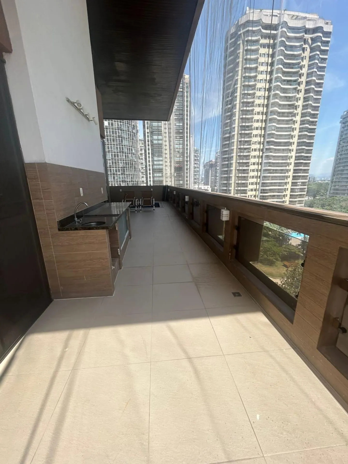 Apartment with 4 bedrooms and an enclosed balcony — photo 11