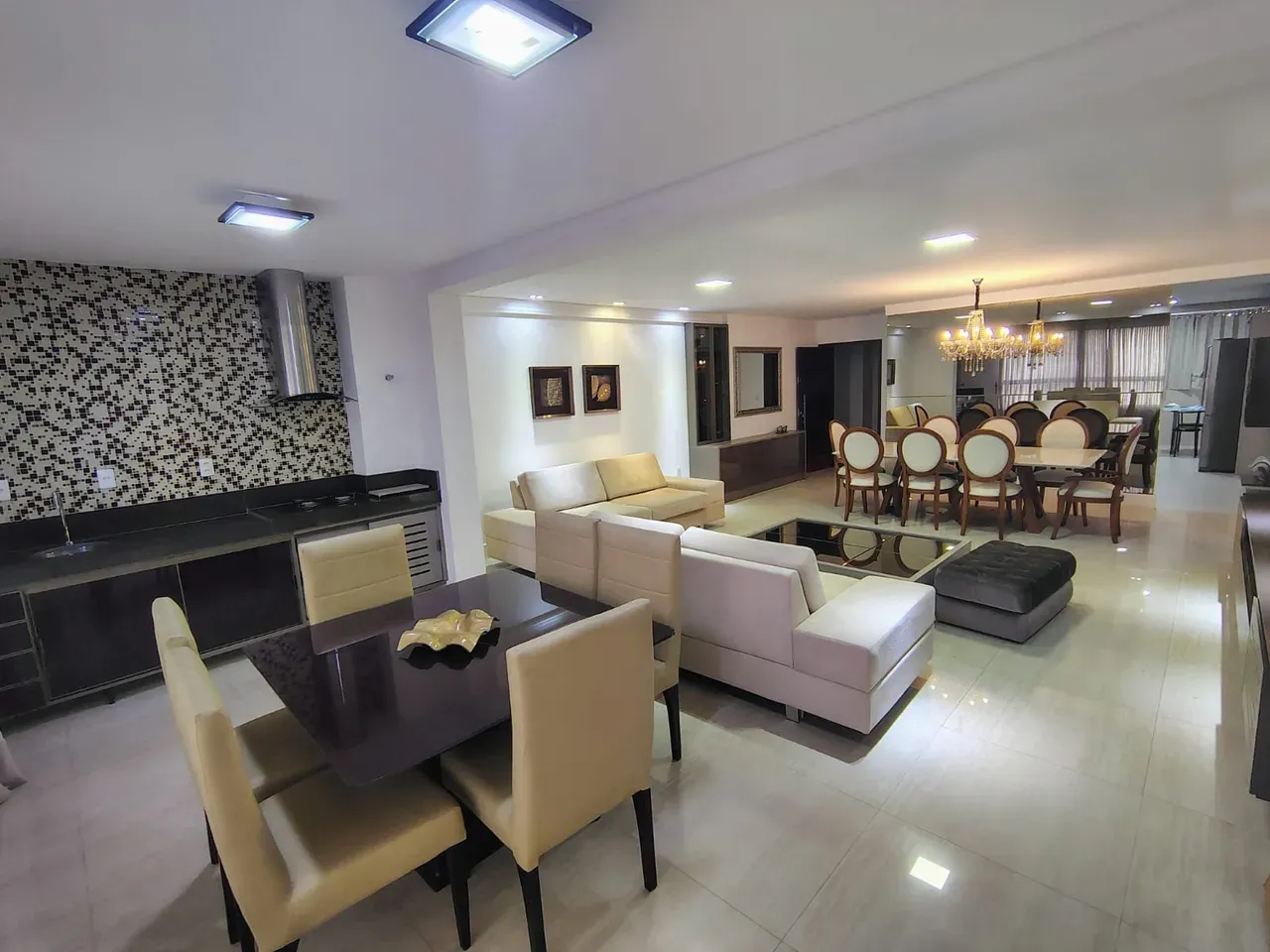 Квартира 220 м² з робочим місцем та гардеробною