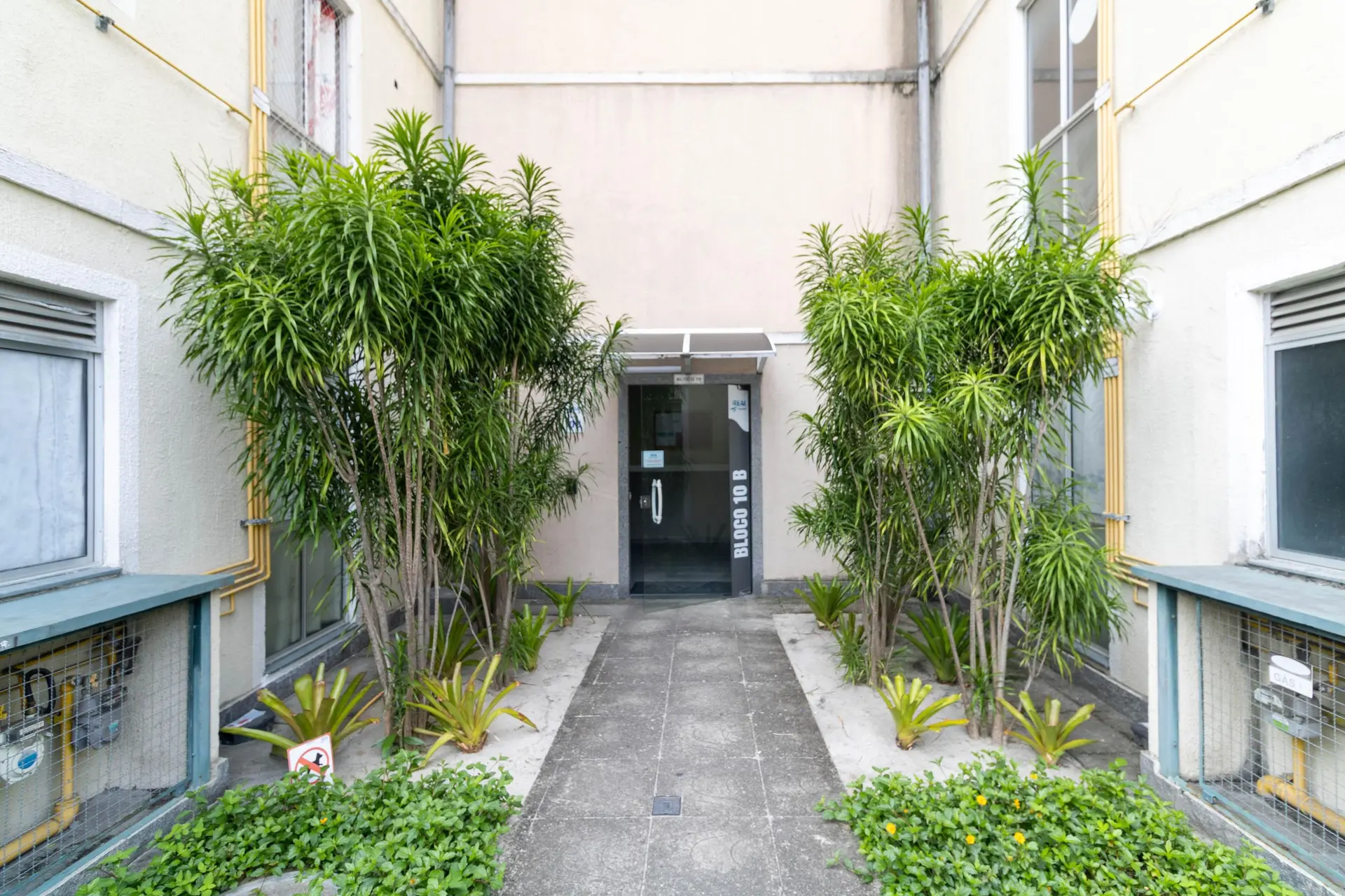 2-bedroom apartment in a building with a pool — photo 14