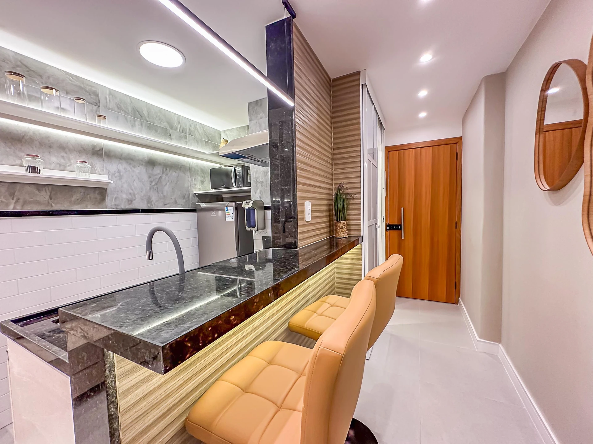Furnished 1-bedroom apartment with an open-plan kitchen — photo 40