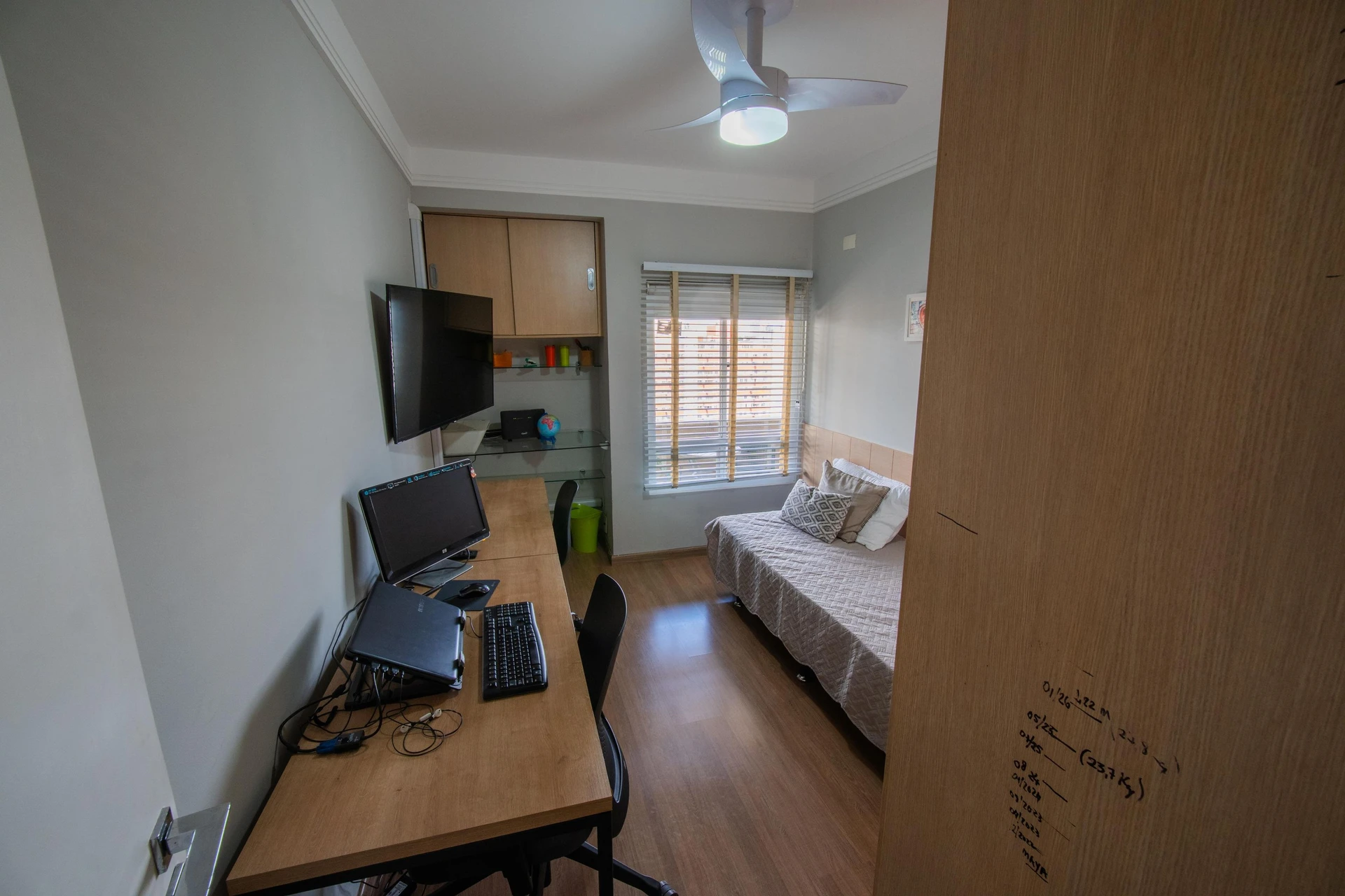 Walk-in closet in a 2-bedroom apartment, 91 m² — photo 18