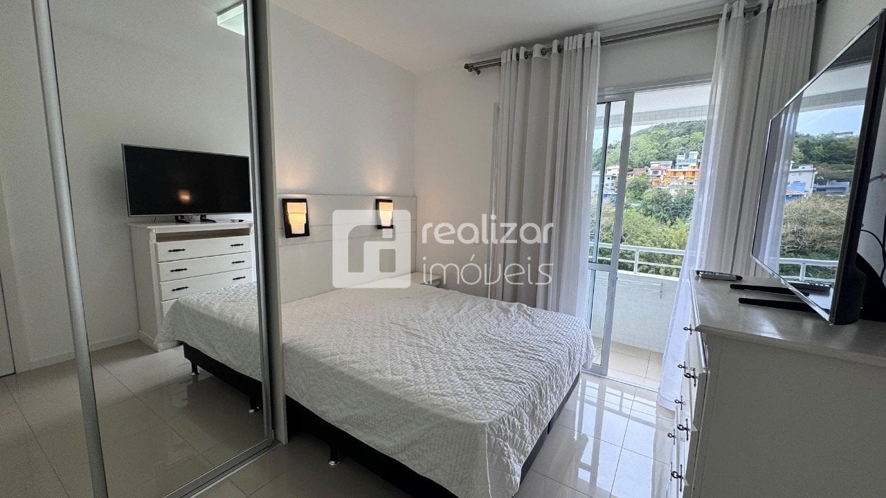 One-bedroom apartment with a mountain view — photo 5