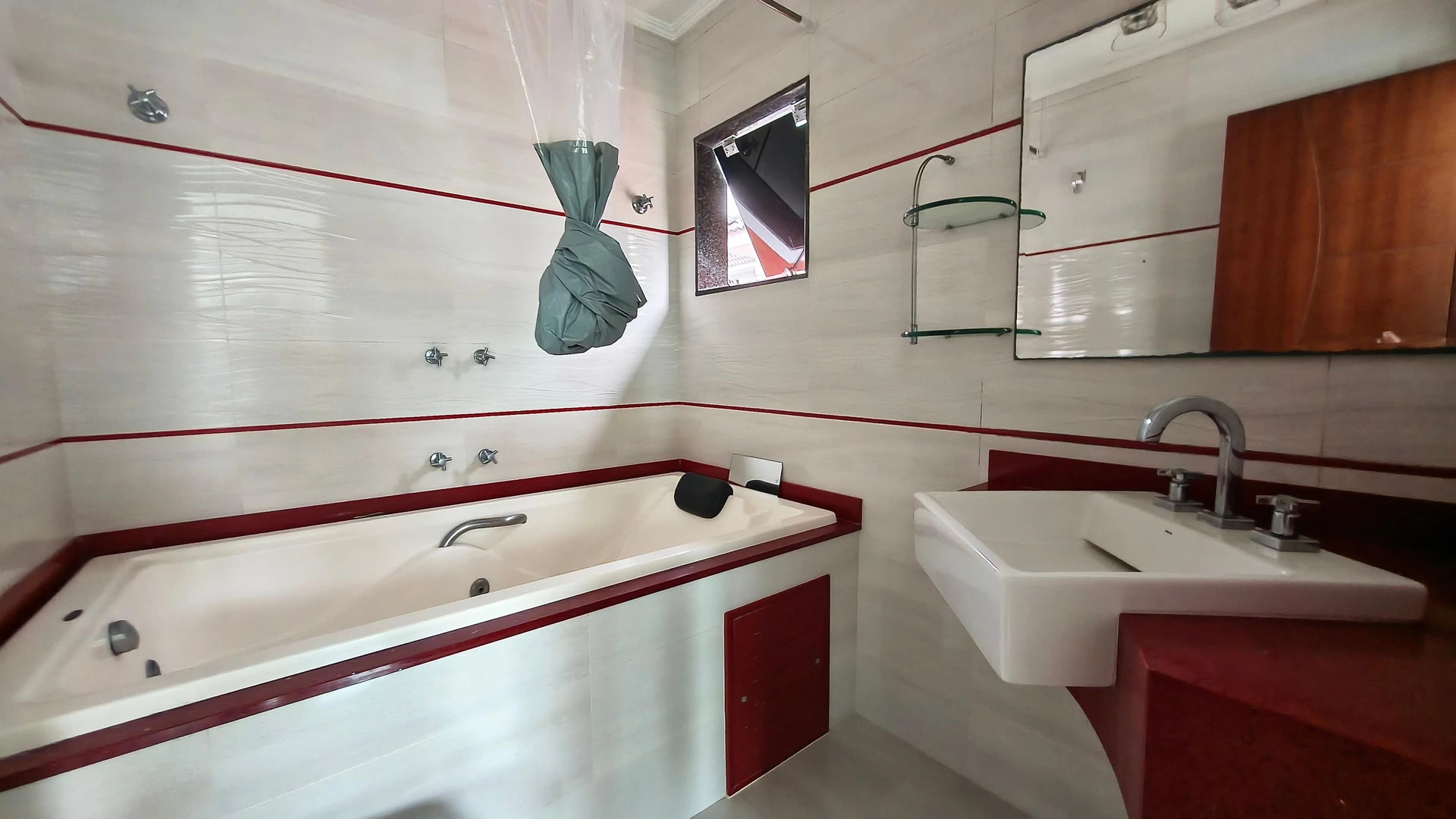 House, 241 m², with floor-to-ceiling windows — photo 37