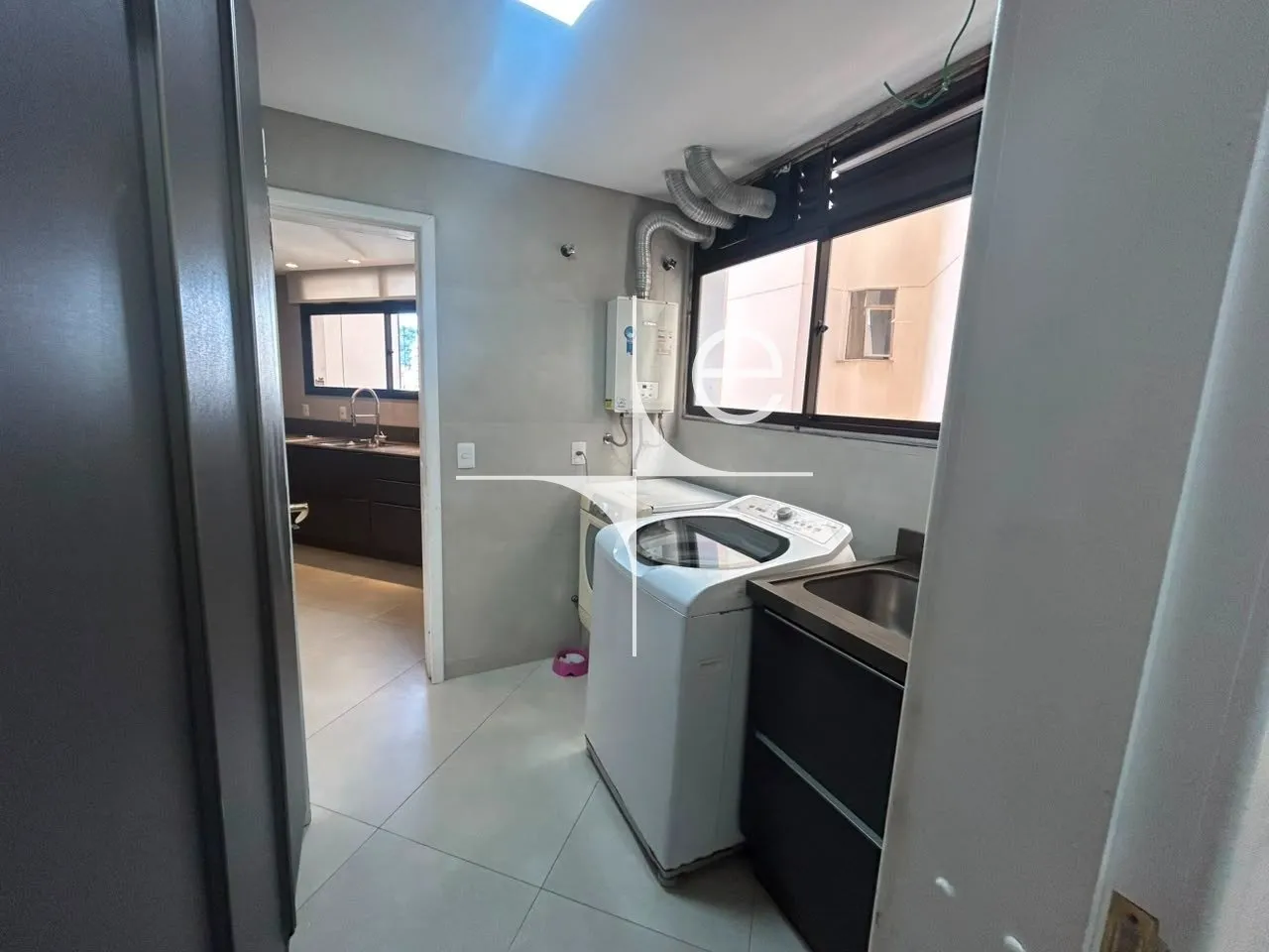 254 m² apartment with a walk-in closet and a home office — photo 35