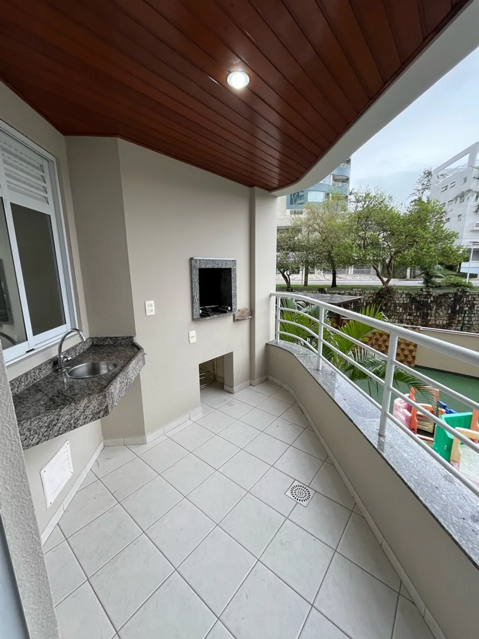 4-bedroom apartment in a building with a pool