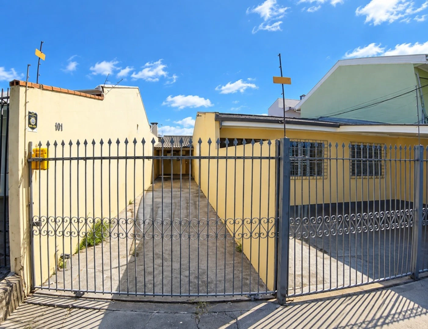 Casa residencial com 2 quartos e box de vidro no banheiro — photo 2