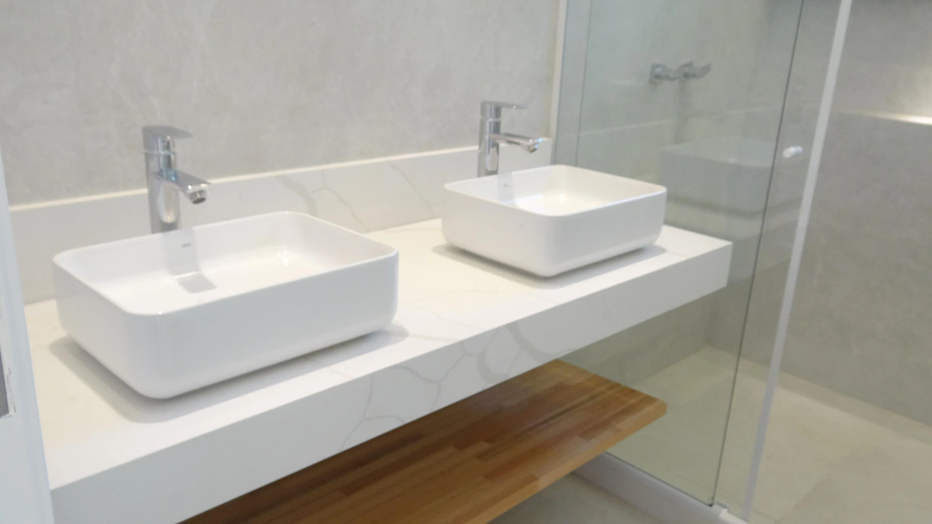 Casa de 384 m² com janelas do piso ao teto e varanda gourmet — photo 38