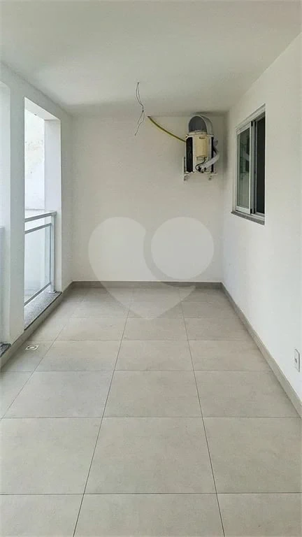 Glass-enclosed balcony in a one-bedroom apartment, 68 m² — photo 9