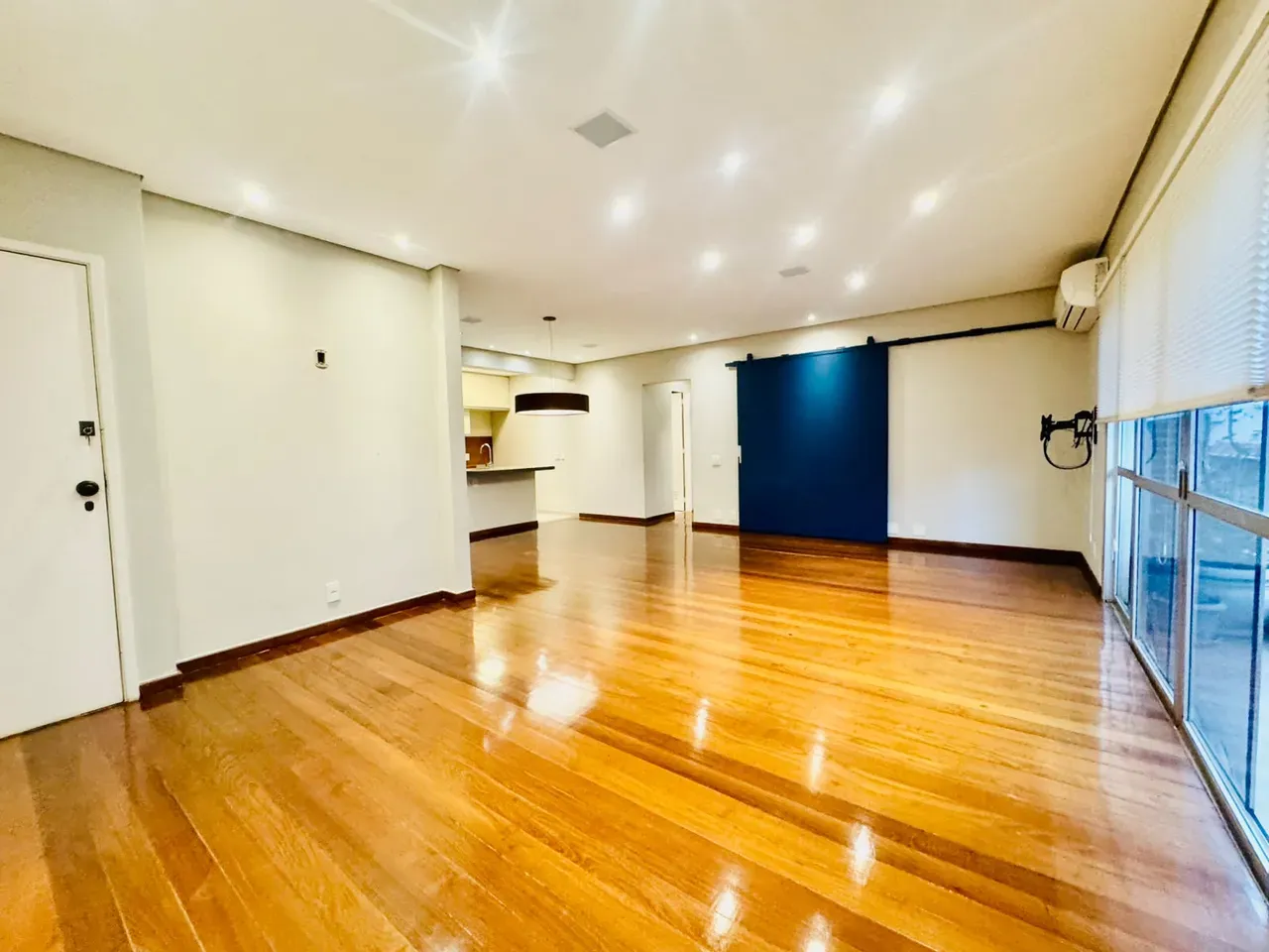 4-bedroom apartment with wood or laminate floors — photo 47