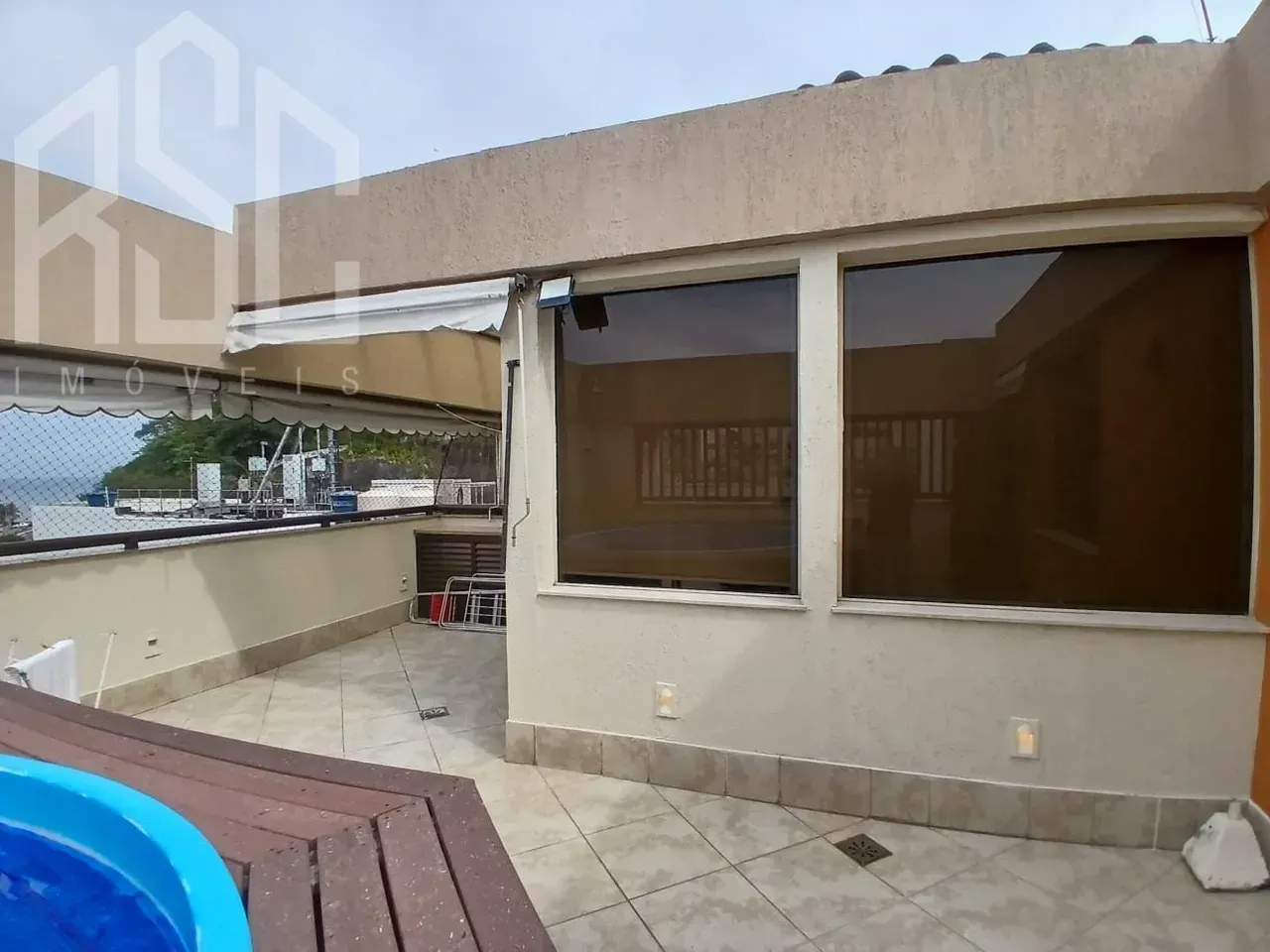 Balcony with a grill in a 2-bedroom apartment, 153 m² — photo 19