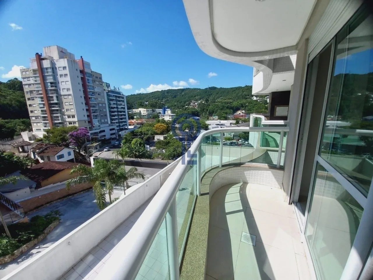 4-bedroom apartment with a mountain view