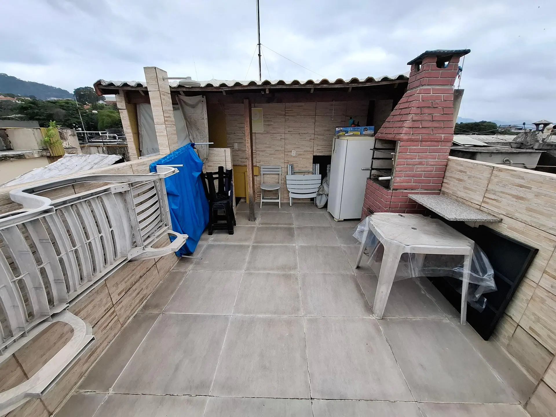 Balcony with a grill in a 2-bedroom apartment, 90 m² — photo 34