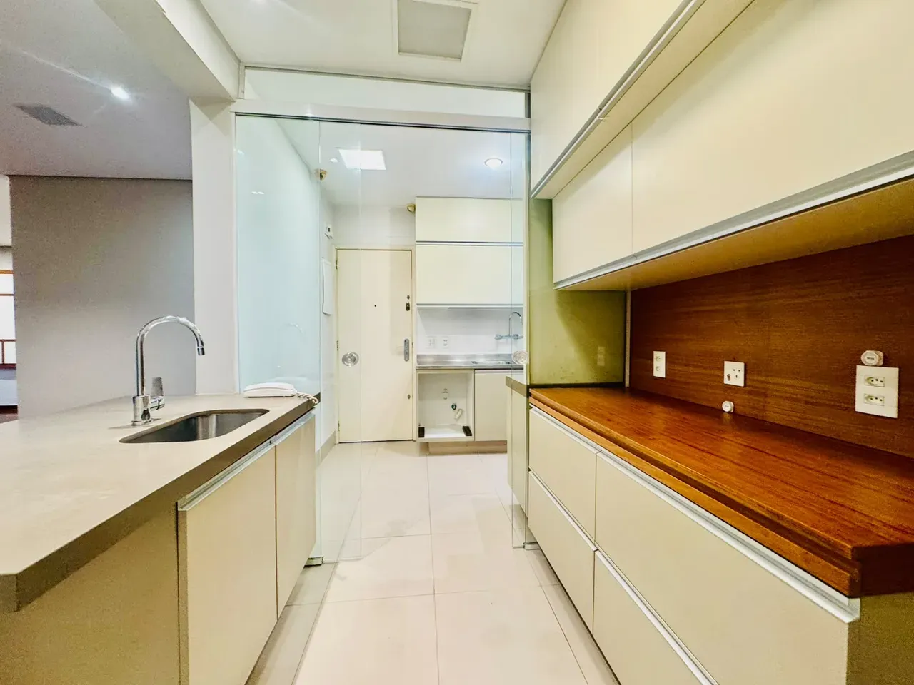 4-bedroom apartment with wood or laminate floors — photo 35