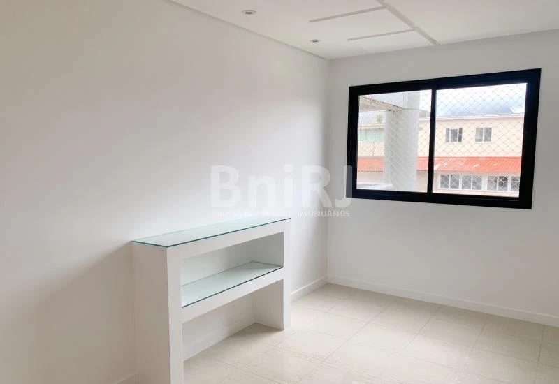 3-bedroom apartment in a building with a pool — photo 7